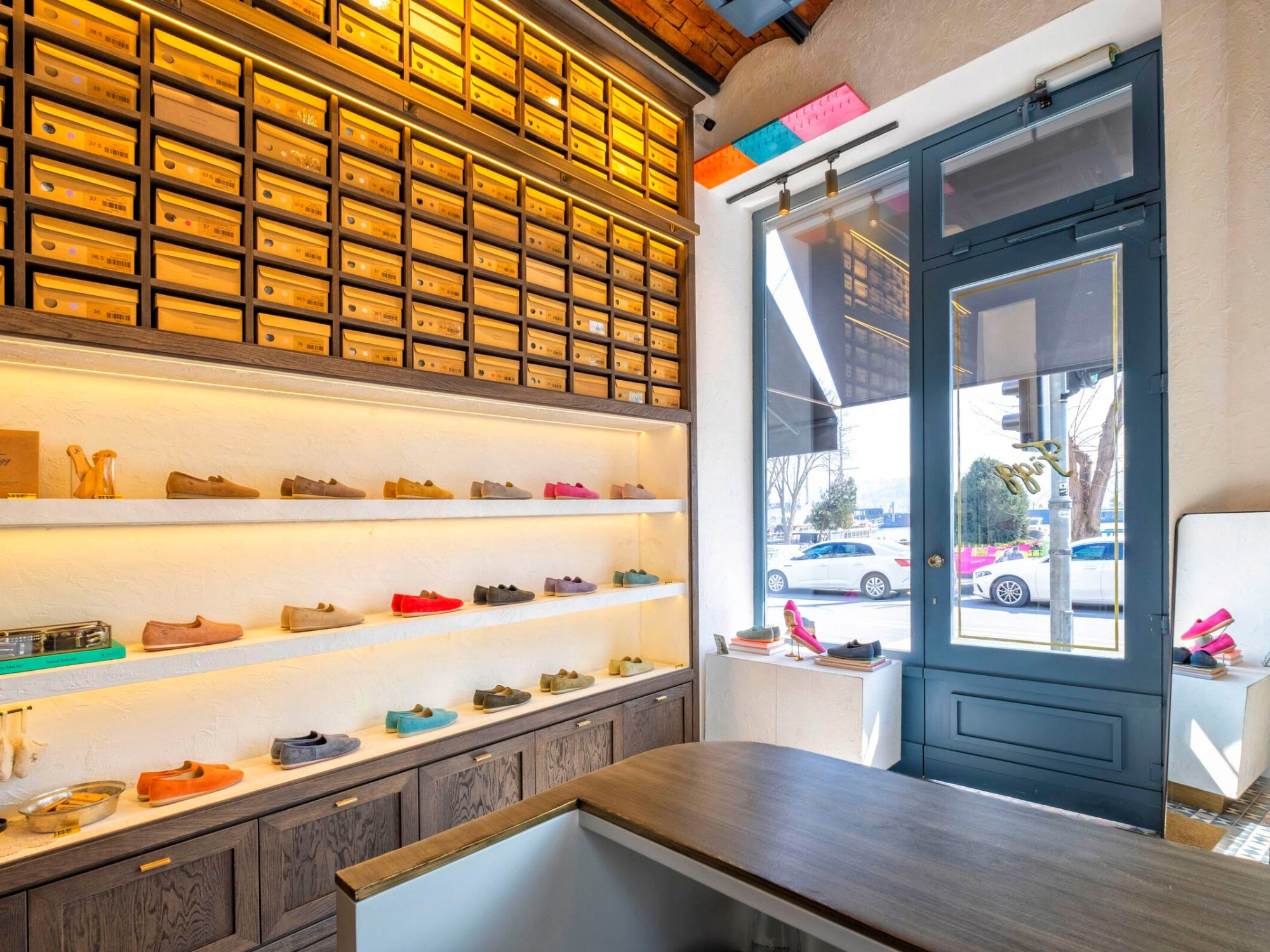 Thiết kế nội thất shop giày dép Figg Store