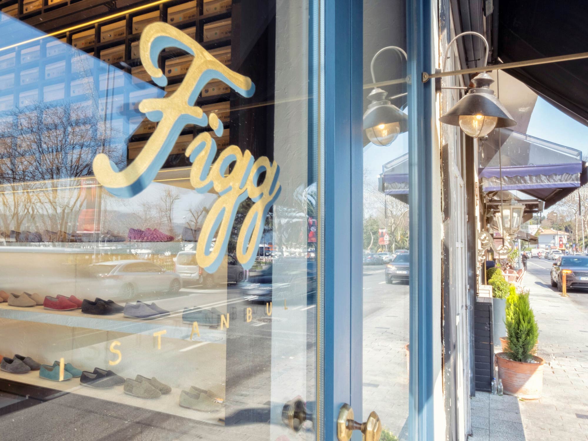 Thiết kế nội thất shop giày dép Figg Store