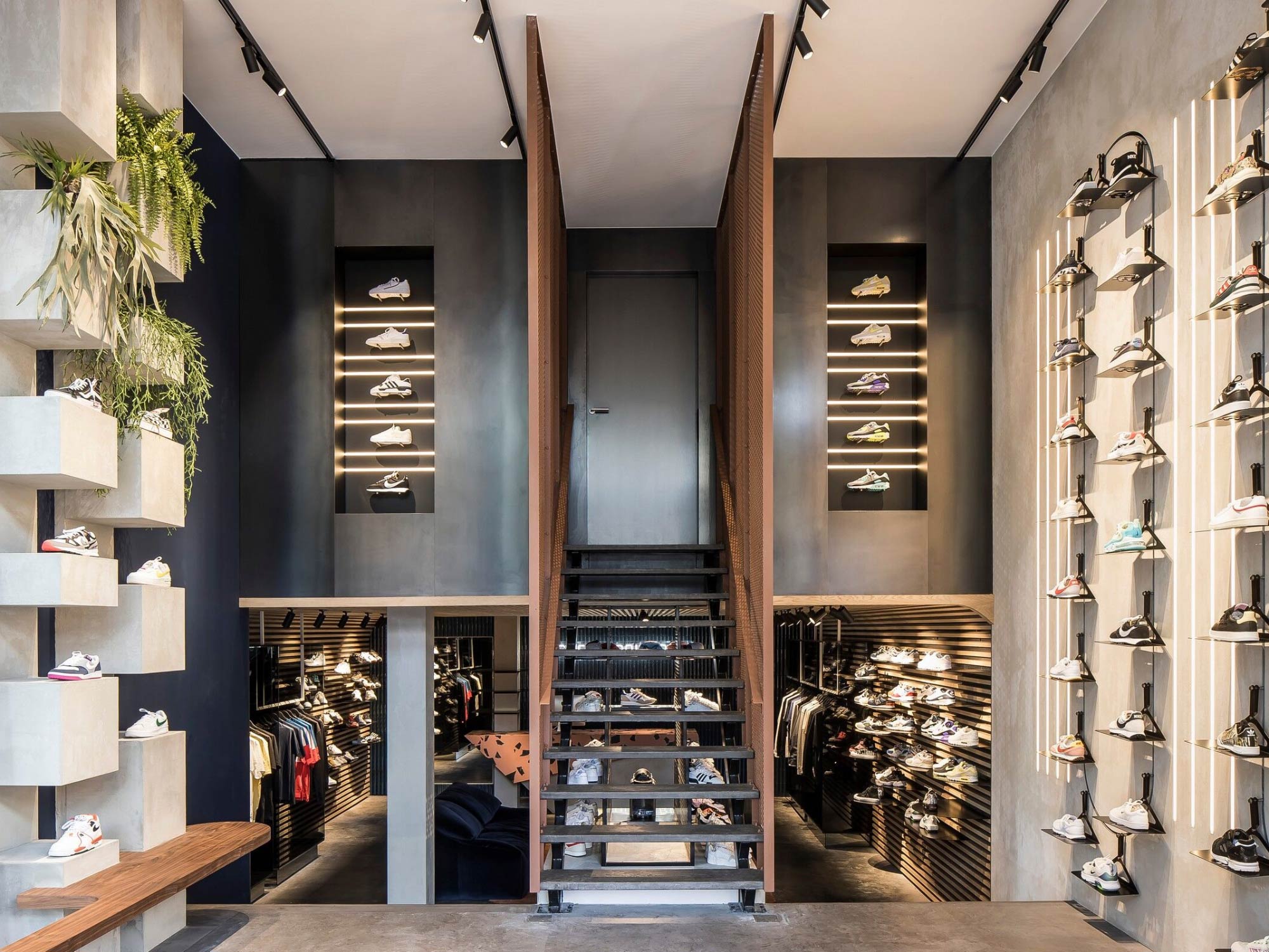 Thiết kế nội thất shop giày dép Sneaker District