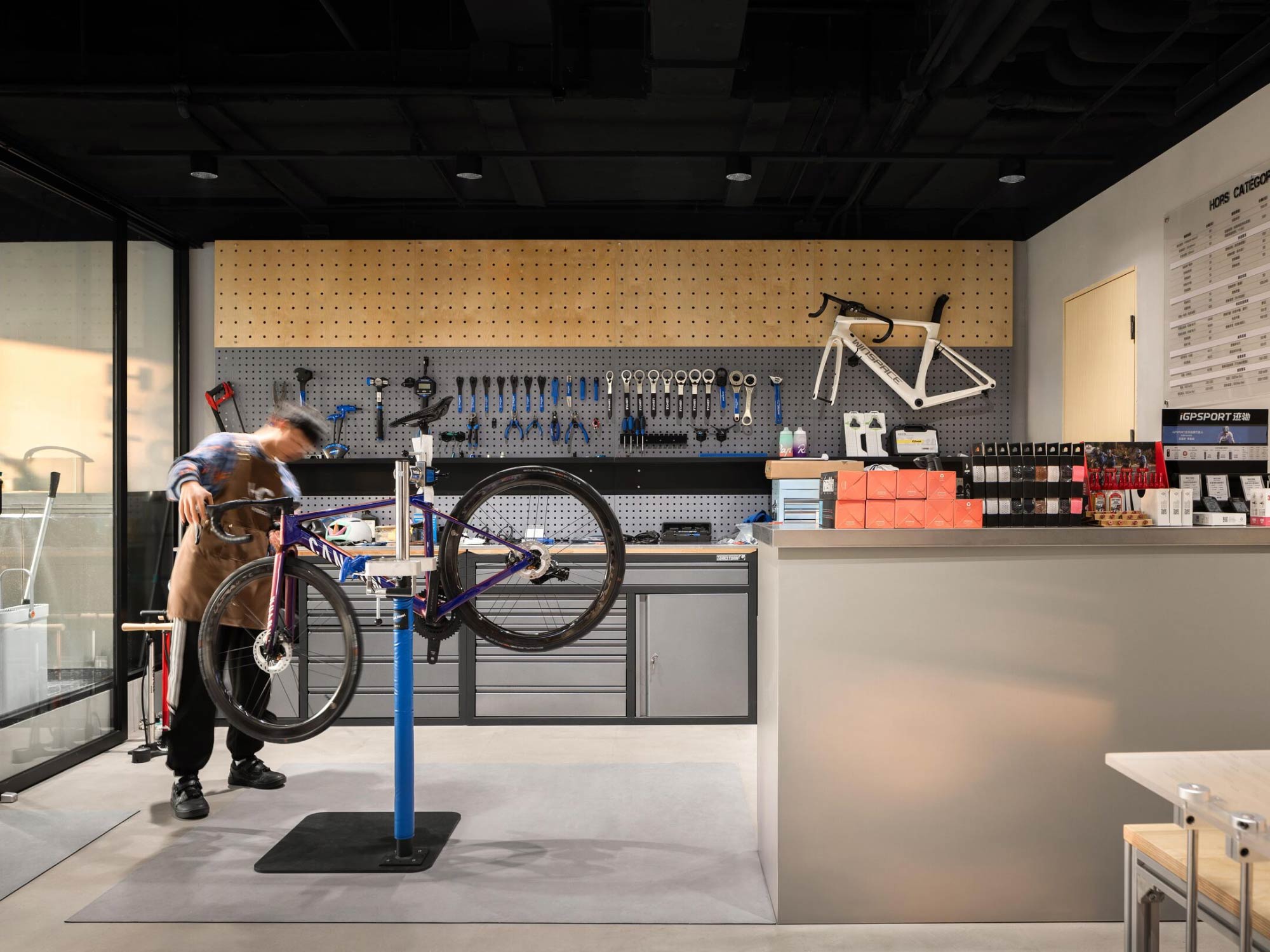Thiết kế nội thất showroom xe đạp Hors Showroom