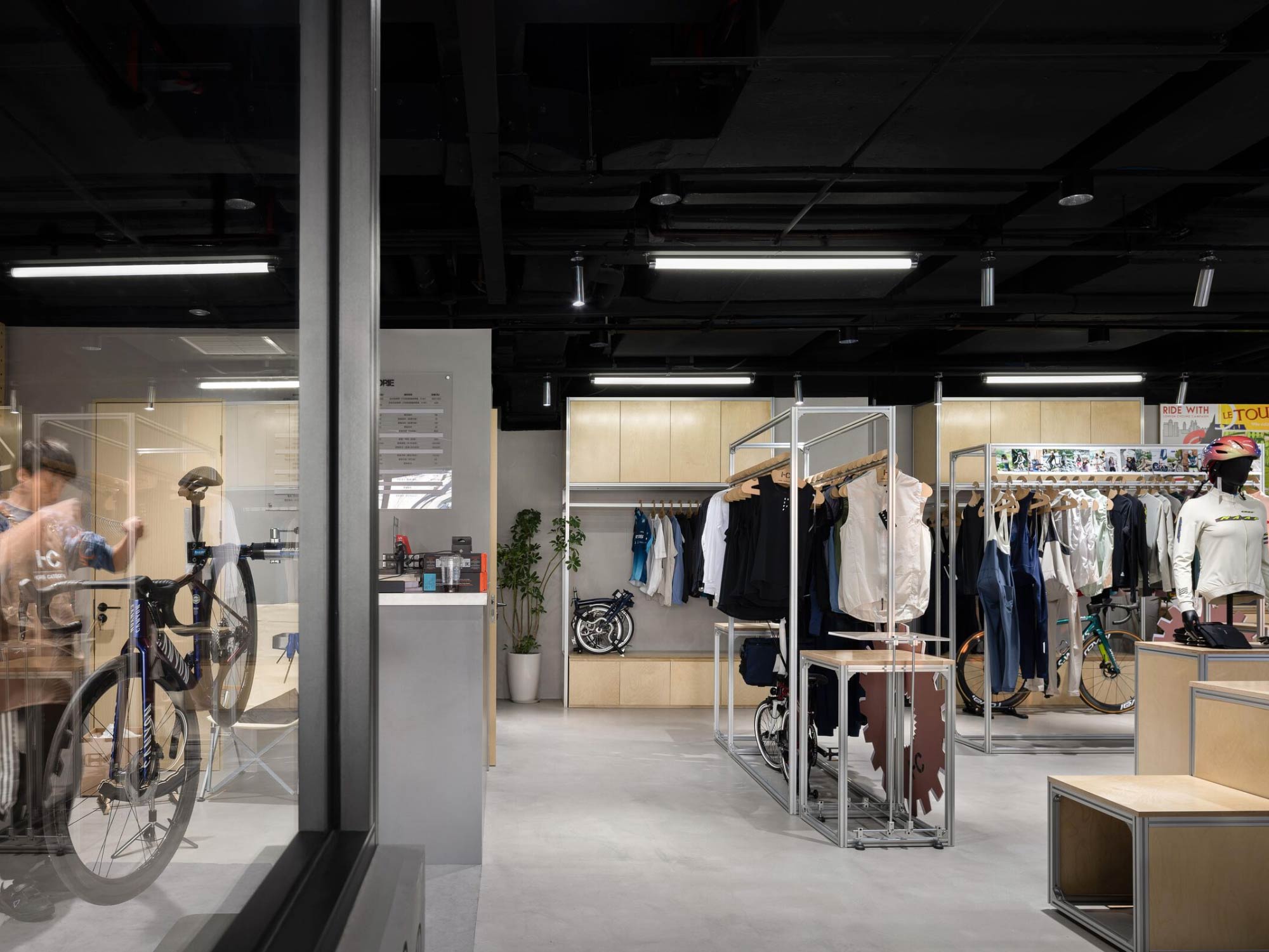 Thiết kế nội thất showroom xe đạp Hors Showroom