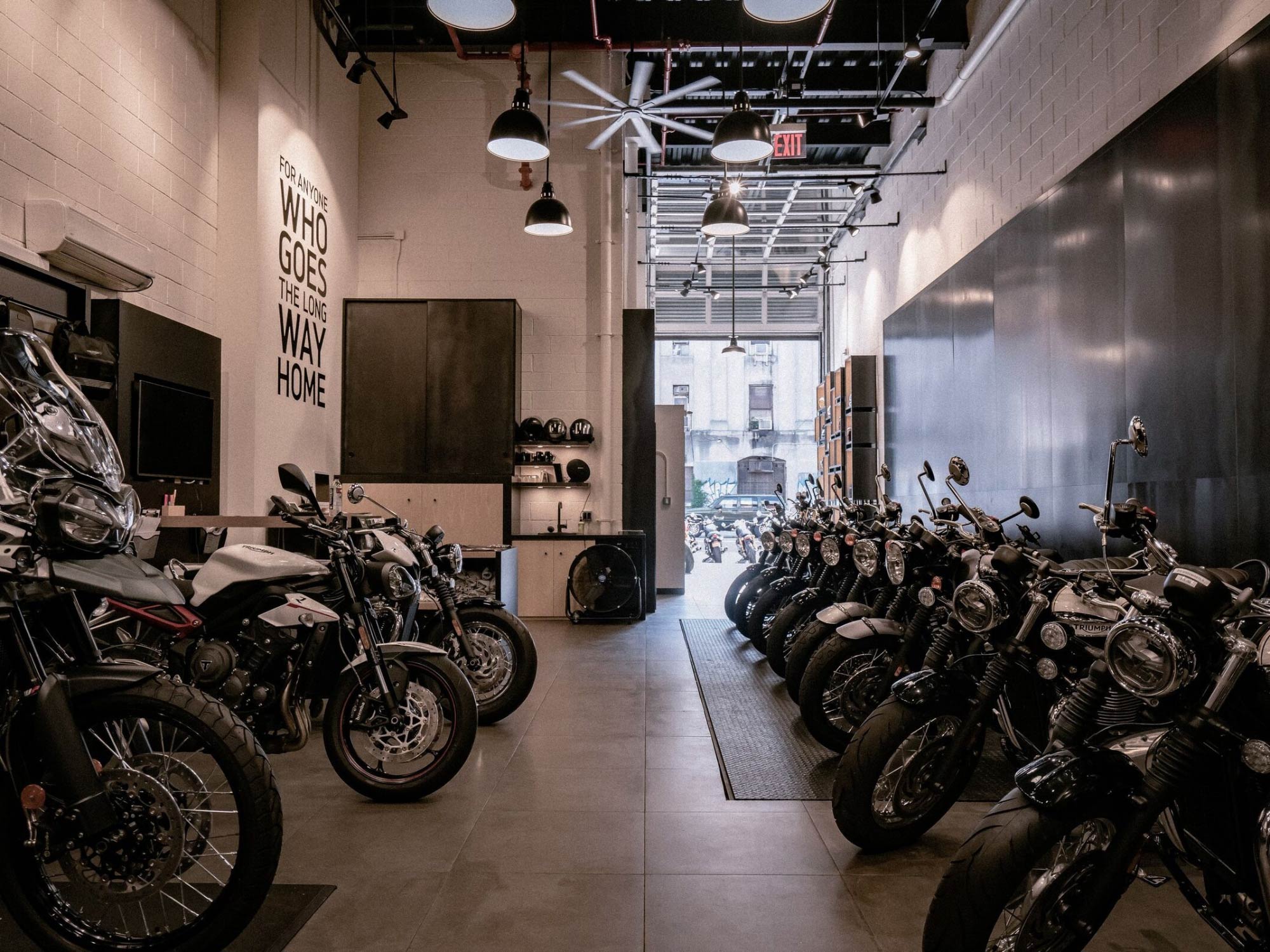 Thiết kế nội thất showroom xe máy Triumph Brooklyn