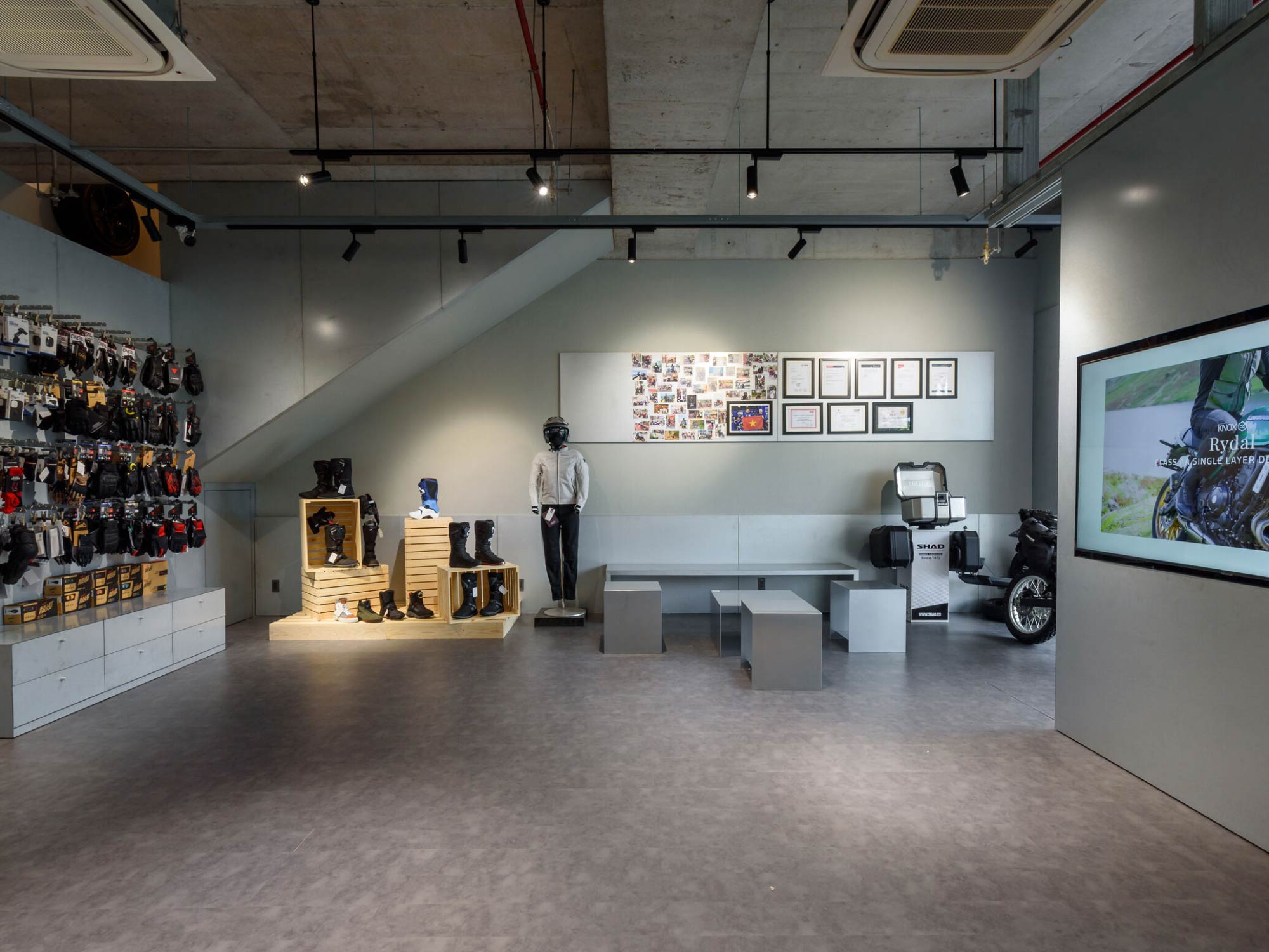 Thiết kế nội thất showroom xe máy X Moto