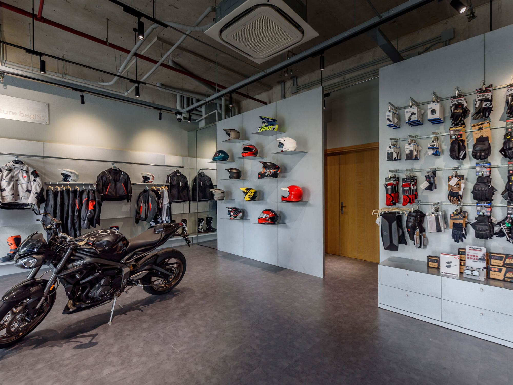Thiết kế nội thất showroom xe máy X Moto