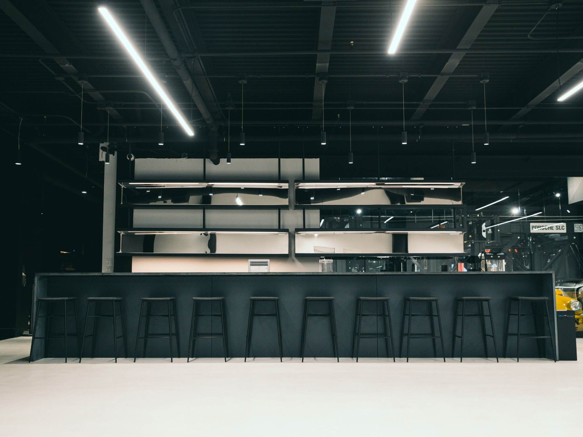 Thiết kế nội thất showroom xe ô tô Warehouse
