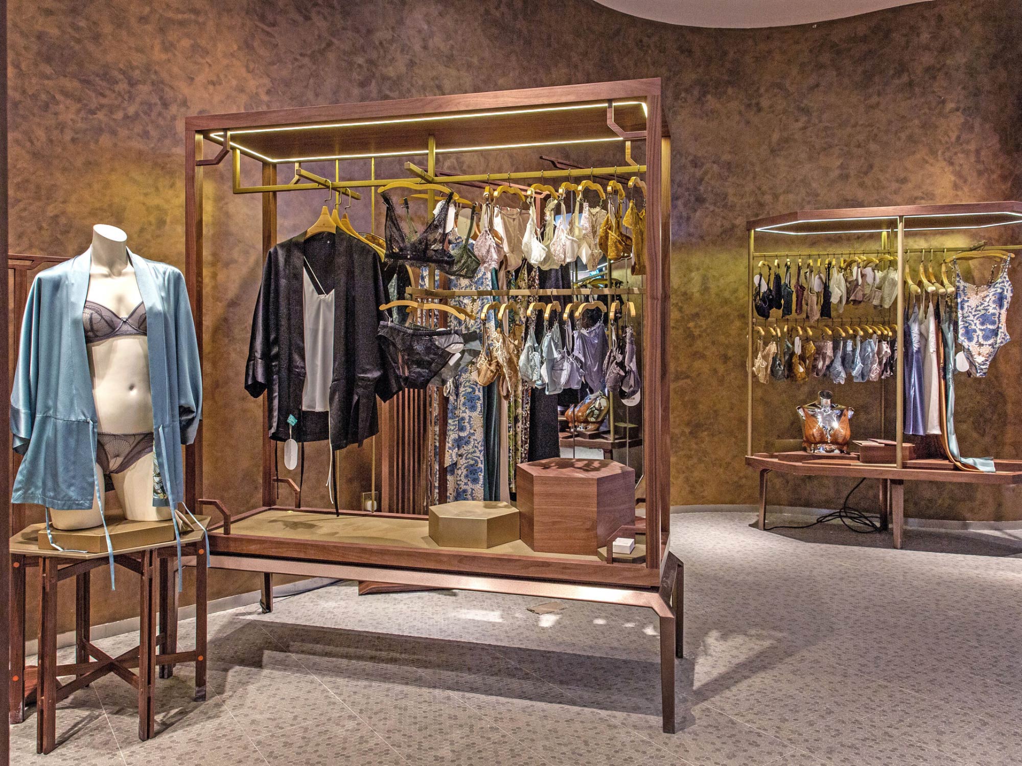 Thiết kế nội thất cửa hàng đồ lót Qing