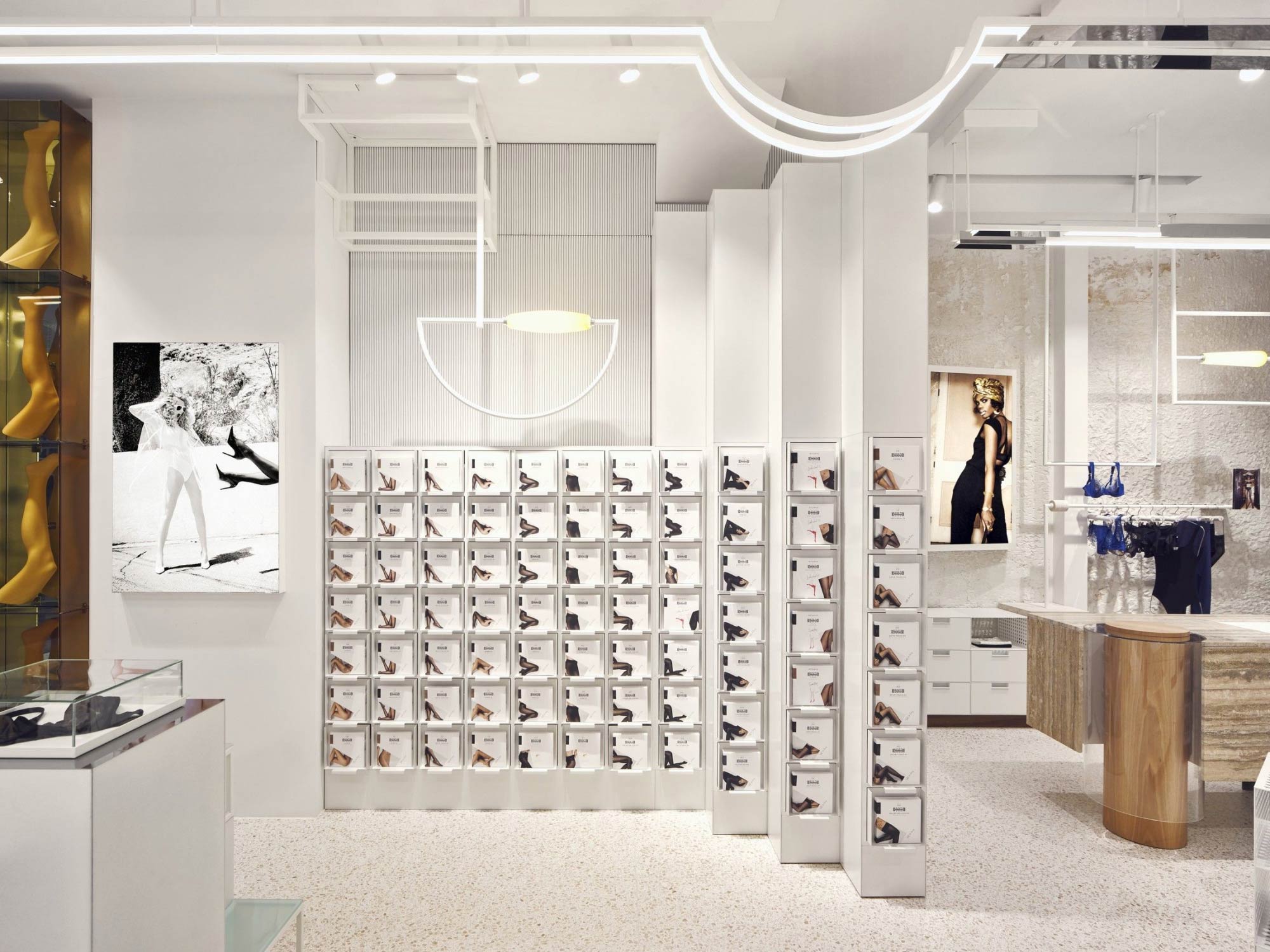 Thiết kế nội thất cửa hang đồ lót Wolford
