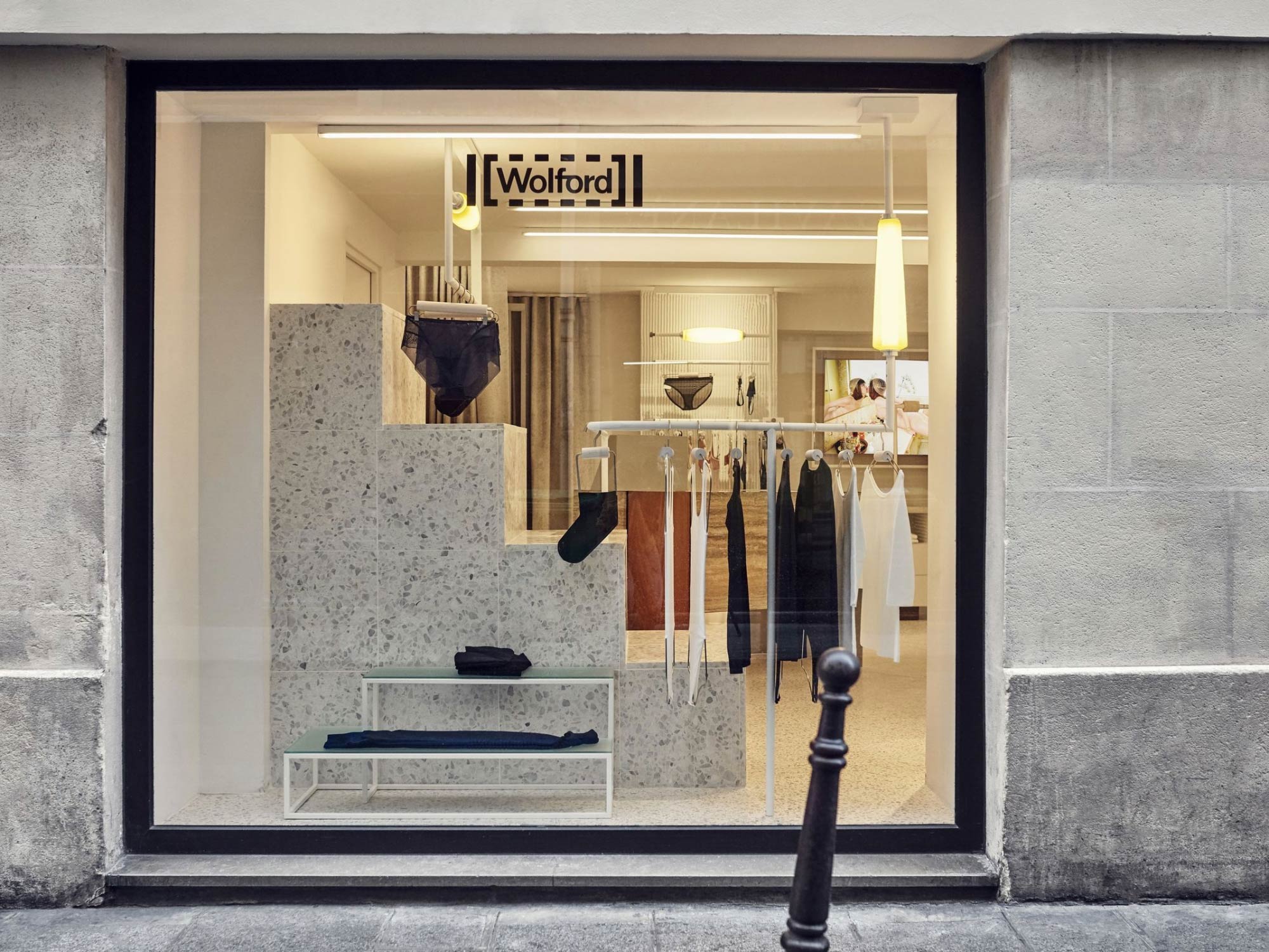 Thiết kế nội thất của hàng đồ lót Wolford Paris 36