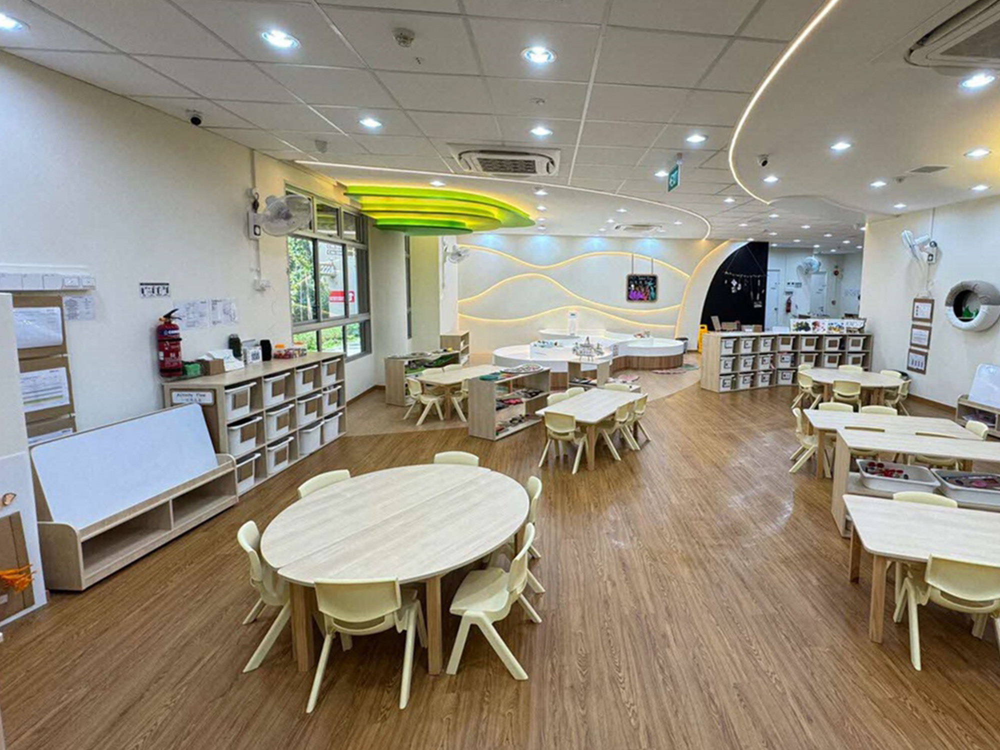 Thiết kế nội thất phòng học trung tâm tiếng anh