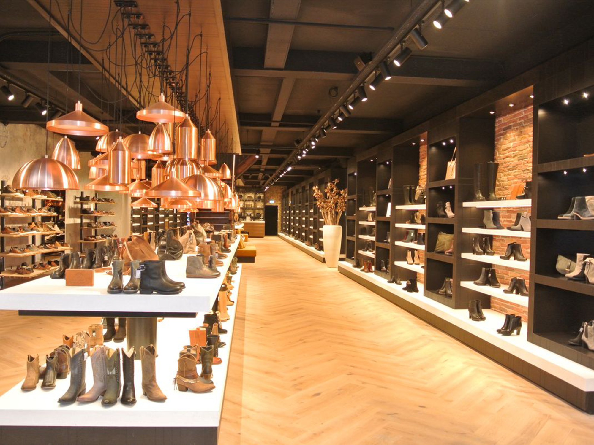 Thiết kế nội thất shop giày dép nhỏ