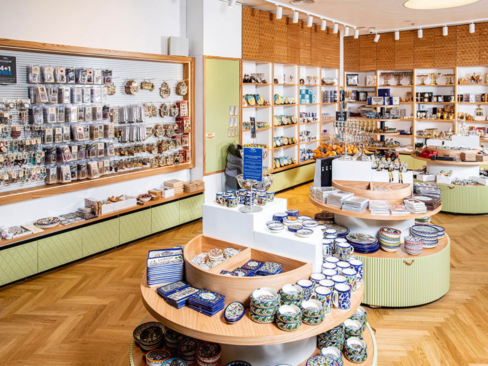Thiết kế nội thất shop phụ kiện quà tặng