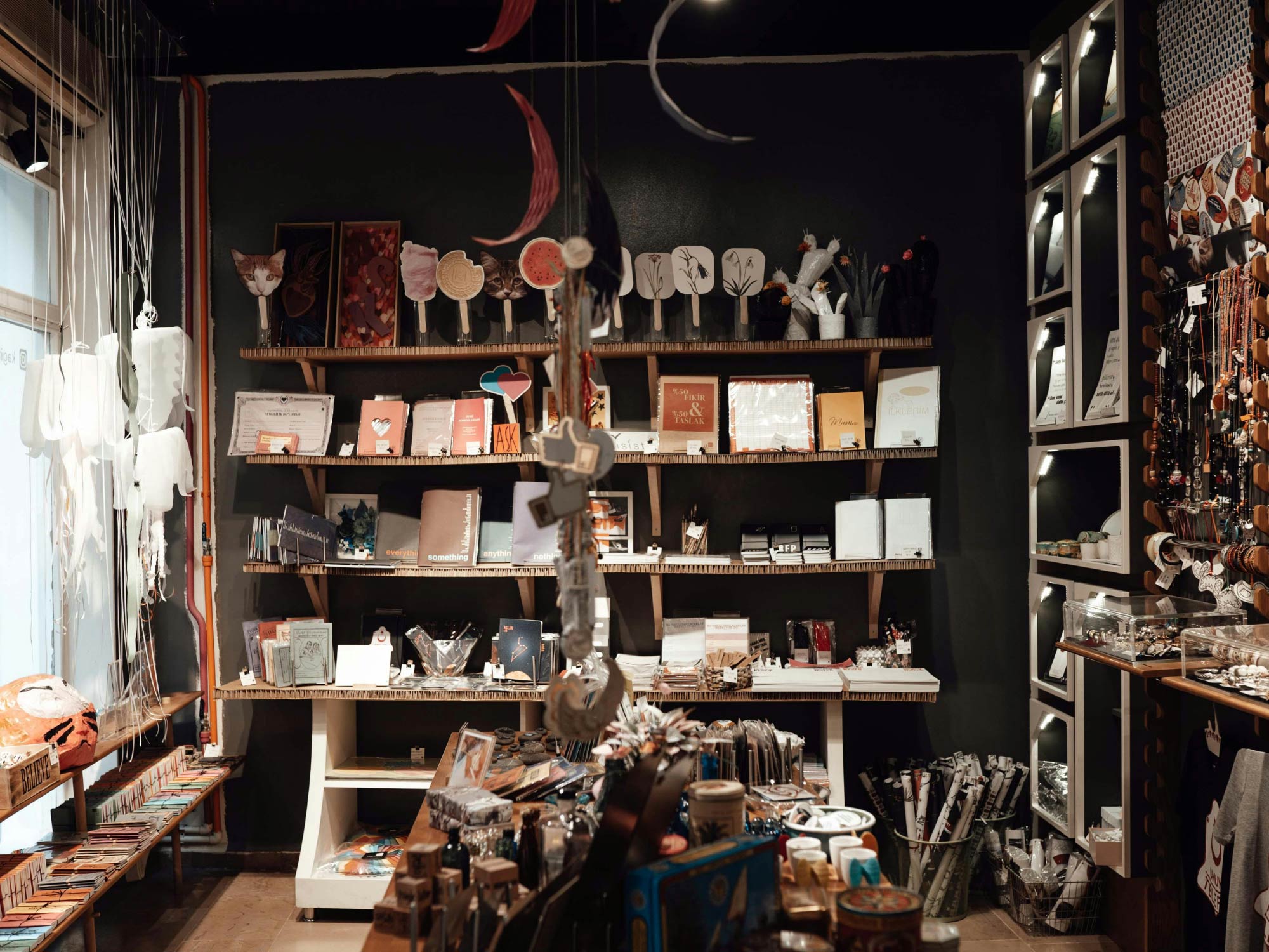 Thiết kế nội thất shop phụ kiện quà tặng