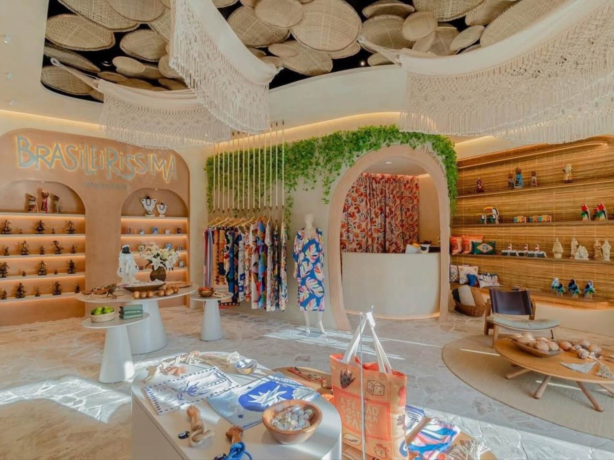 Thiết kế nội thất shop phụ kiện quà tặng