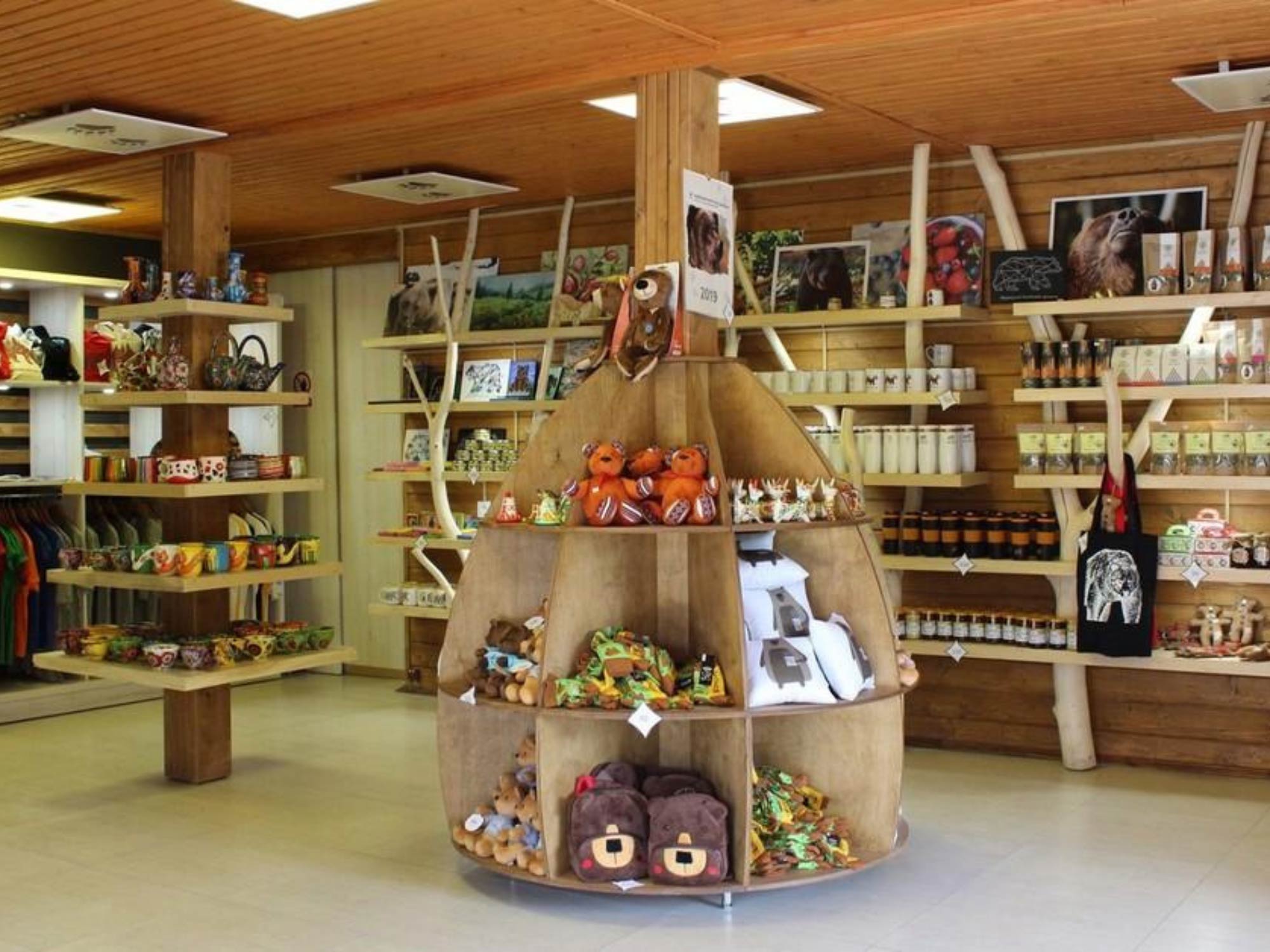 Thiết kế nội thất shop phụ kiện quà tặng