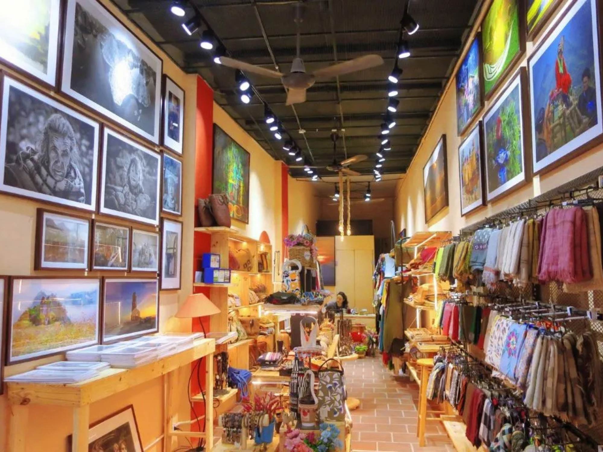 Thiết kế nội thất shop phụ kiện quà tặng